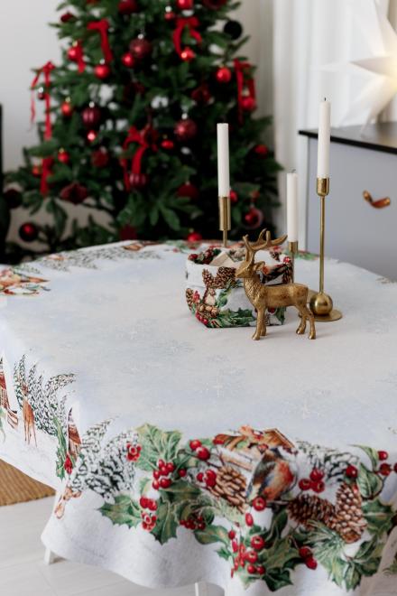 Новорічна овальна гобеленова скатертина Squirrel