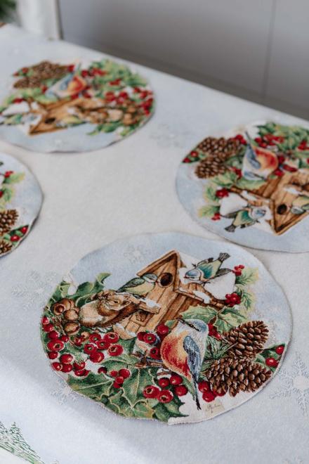 Кругла гобеленова новорічна серветка Squirrel