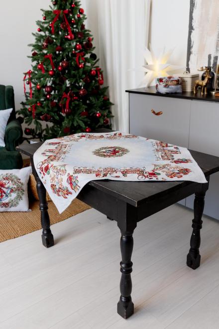 Новорічна гобеленова скатертина Carousel