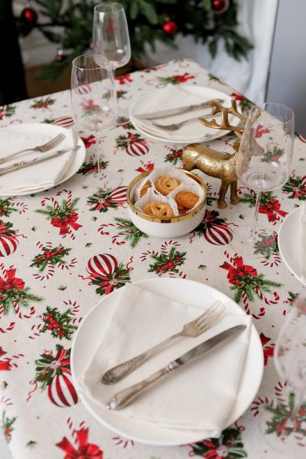 Новорічна скатертина на стіл Stripe Balls