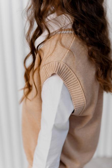 Дитяча жилетка бежева з білою смужкою