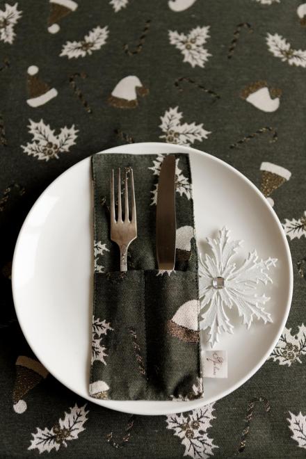 Набір новорічних чохлів для приборів Шапочки на зеленому