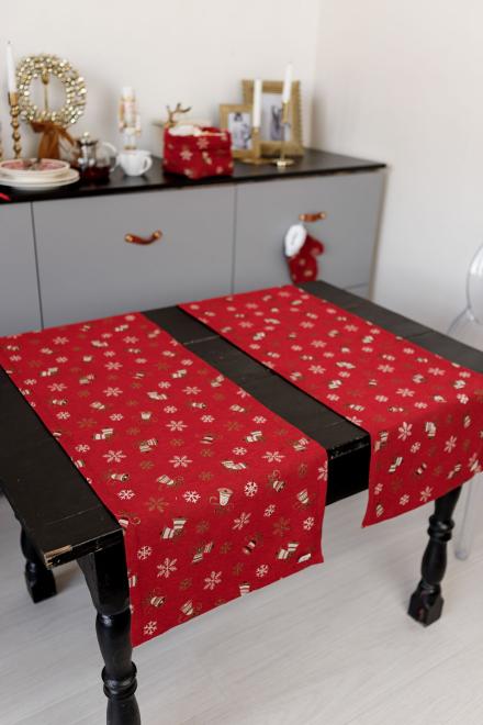 Доріжка новорічна на стіл Дзвіночки на червоному
