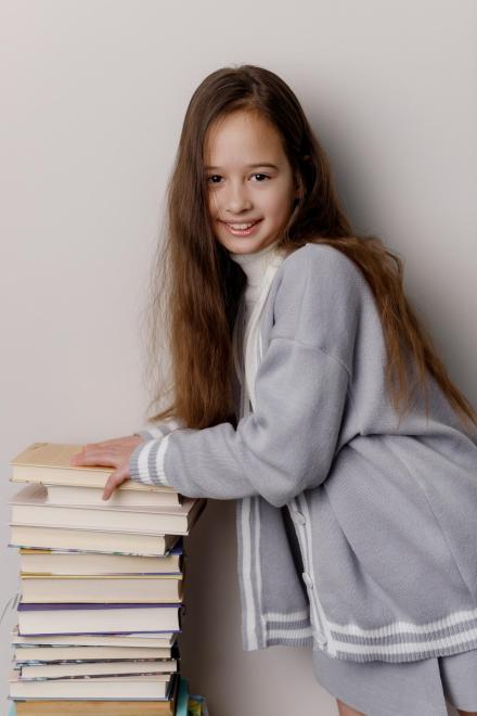 Дитячий кардиган зі смужкою сірий