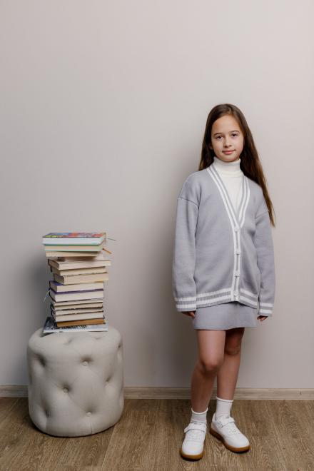 Дитячий кардиган зі смужкою сірий