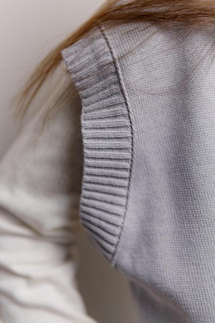 Дитяча жилетка сіра з білою смужкою