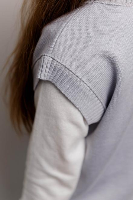 Дитяча жилетка сіра з білою смужкою