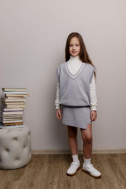 Дитяча жилетка сіра з білою смужкою