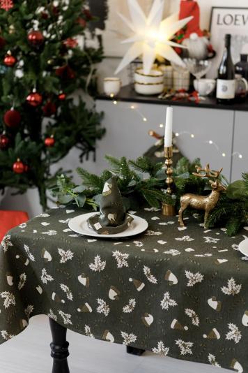 Новорічна скатертина на стіл Шапочки на зеленому Новорічна скатертина на стіл Шапочки на зеленому