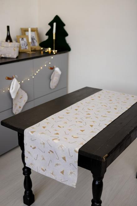 Доріжка новорічна на стіл Шапочки на бежевому