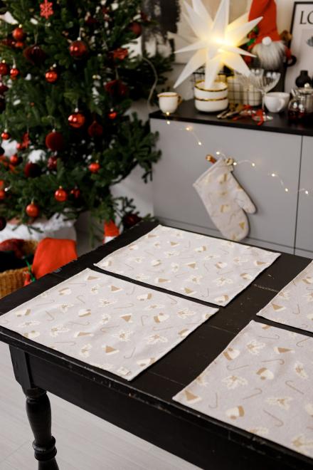 Новорічна рукавиця Шапочки на бежевому