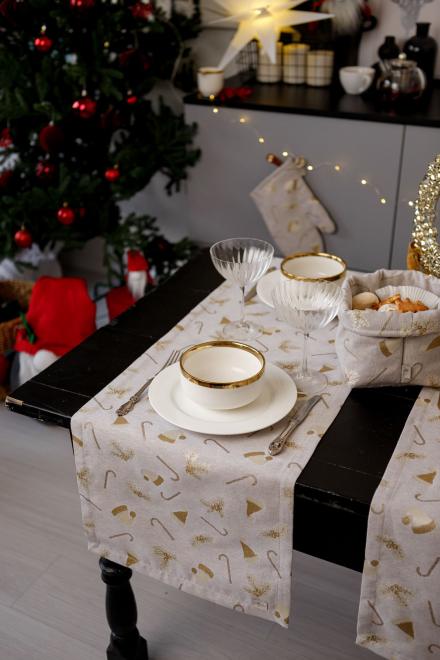 Доріжка новорічна на стіл Шапочки на бежевому
