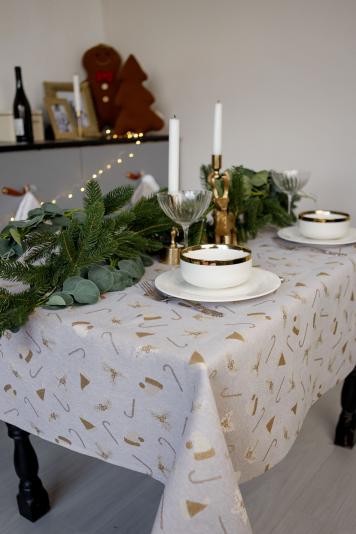 Новорічна скатертина на стіл Шапочки на бежевому