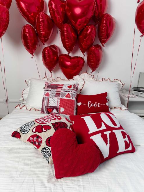В'язана декоративна подушка Серця LOVE