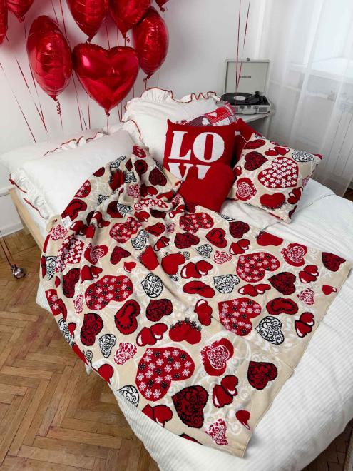 В'язана декоративна подушка Серця LOVE