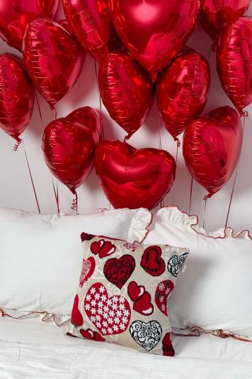 В'язана декоративна подушка Серця LOVE