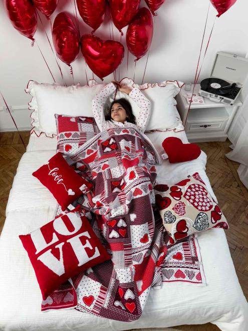 В'язана декоративна подушка Серця LOVE