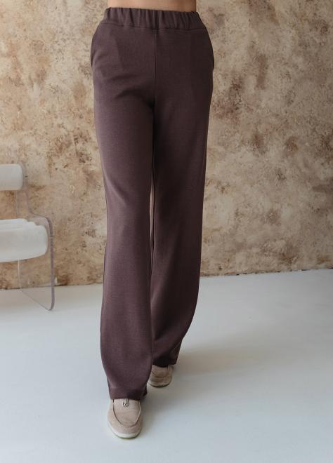 Брючний костюм з футболкою шоколад