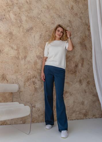 Брючный костюм с футболкой молочно-синий